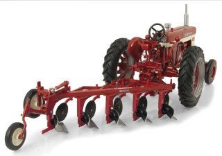 Ertl Farmall 560 Diecast Tractor with Plow, 1:16 Scale: Toys & Games