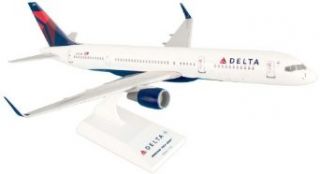 Daron Skymarks Delta 757 200 New Livery Airplane Model Building Kit, 1/150 Scale: Toys & Games