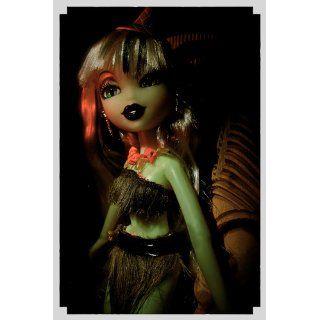 Bratzillaz Midnight Beach Doll   Sashabella Paws: Toys & Games