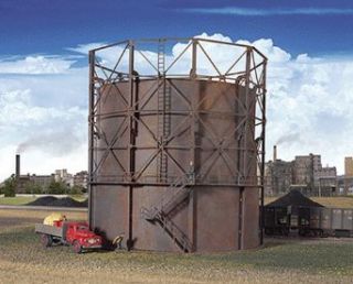 Walthers HO Scale Empire Gas Works   Cornerstone Series&#174 Plastic Kit Gas Storage Tank 9 7/8" 24.6cm Diameter x 9 1/8" 22.8 Tall: Toys & Games