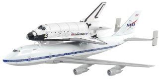 Dragon Models 1/400 Space Shuttle "Discovery" With Boeing 747 Transporter: Toys & Games