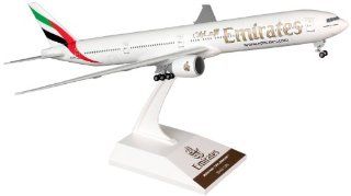 Daron Skymarks Emirates 777 300ER Airplane Model Building Kit with Gear, 1/200 Scale: Toys & Games