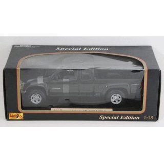 Maisto Special Edition 1:18 2004 GMC Canyon (color received may be blue or green): Toys & Games