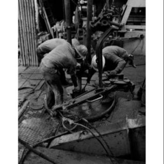 Offshore oil rig personnel in Gulf of Mexico during operation called yo yoing Poster Print (18 x 24)