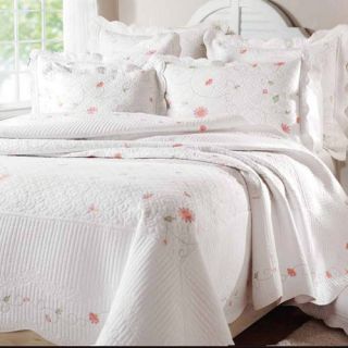 Textiles Plus Inc. Petals Quilt Set